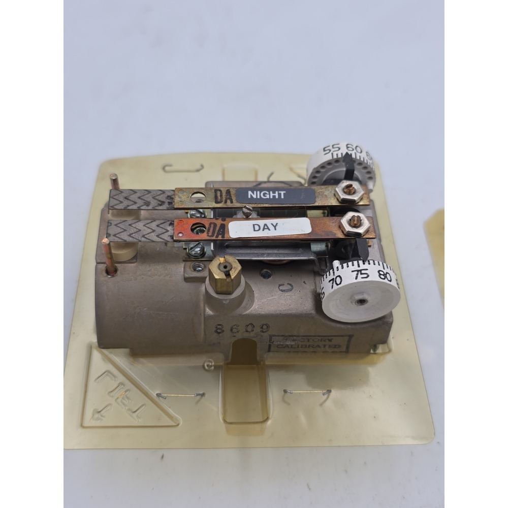 Johnson Controls T-4506-203 pneumatic thermostat